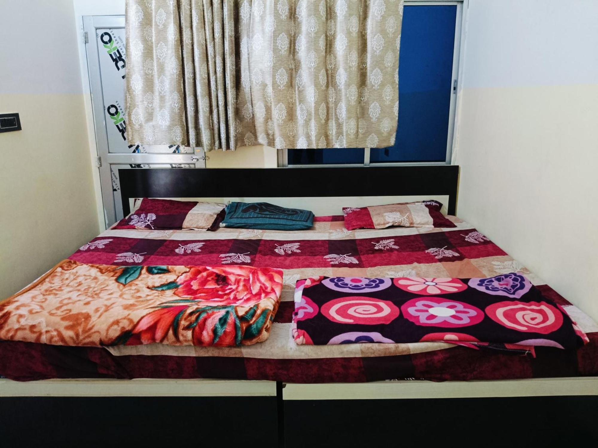 Jai Hanuman Guest House Palsana  Eksteriør billede
